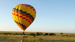 Žena vypadla z teplovzdušného balóna v safari parku
