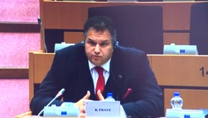 Europoslanec nahneval Košičanov. Podľa neho tam Rómov väznia