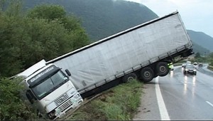 Vodiča kamióna zachránili pred smrťou stromy