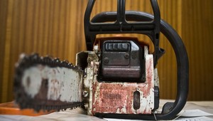 VIDEO: Zlodej si "nenápadne" strčil motorovú pílu do nohavíc. Nikto si ho nevšimol