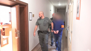 Opitý vodič narazil autom do davu, zranil malé deti. Po roku spoznal svoj trest