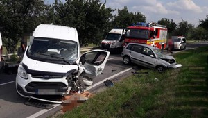 Polícia uzavrela cestu za Senicou. Zrazili sa tam dve autá