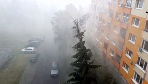 Lietali strechy. Lejak a veterná smršť ochromili mesto