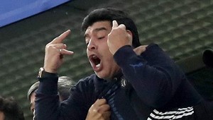 VIDEO: Maradona si pospal na zápase. Po víťaznom góle ho zobrali záchranári