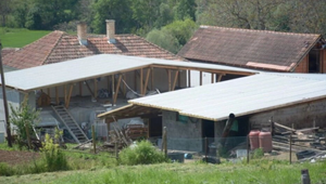 Štyria muži sa udusili v žumpe: Pokus o záchranu sa skončil smrťou