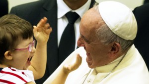 Pápež vyzval európske farnosti, aby sa ujali utečencov