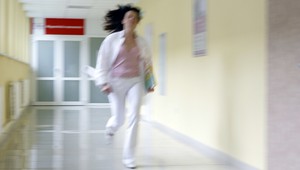 Mladá lekárka zomrela po 24-hodinovej službe. Priateľom sa sťažovala na únavu