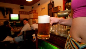 Basa pre jedno pivo. Útočník zmlátil muža pre 60 centov