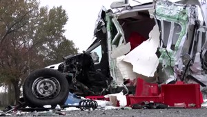 Dodávka sa čelne zrazila s autobusom: Vodič bojuje v nemocnici o život