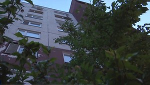 Tragická nehoda v Komárne, 6-ročný chlapec vypadol z okna