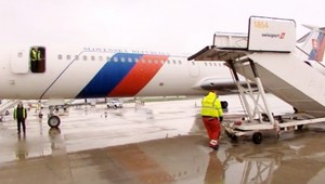 Robert Fico pristál v Bruseli. Mal problém vystúpiť z lietadla