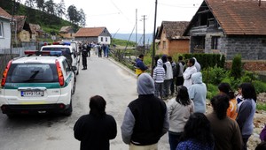 Nálepkovský "masaker" motorovou pílou: V osade sa strhla hromadná bitka