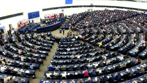 Schválené miliardy plánu obnovy môžu dostať stopku. Poistku si vytvoril Európsky parlament