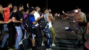 Stret migrantov a policajtov na gréckom Lesbose, tí použili obušky