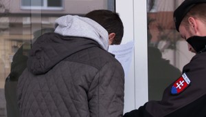 Súd poslal do väzby matku a jej partnera v prípade smrti sedemmesačného dieťaťa