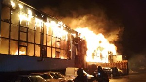 Desiatky hasičov v noci zasahovali pri požiari v Petržalke. Škody sú vysoké