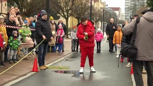 Posledný deň v roku Slováci trávia rôzne. V Michalovciach strieľali zátkami, v Smižanoch sa korčuľovali v plavkách