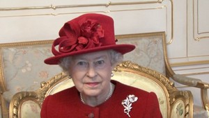 Kráľovná mala na sebe dvadsaťročné šaty