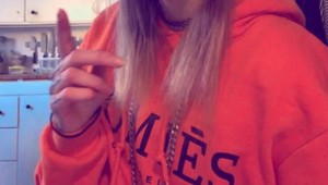 Ľudia sa na ňu prvýkrát pozrú a zhrozia sa so slovami: Týmto si si svoju tvár úplne zničila