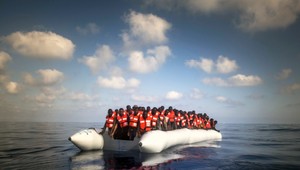 Utečenci sa do Európy presúvajú po mori. Taliani hlásia tisíce zachránených