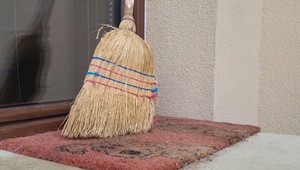 Chcel ju zabiť s metlou v ruke. Údajne sa to nestalo prvý raz