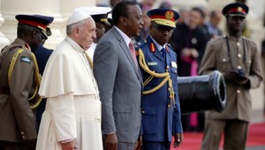 Pápež slúžil prvú omšu v Afrike, pre tristotisíc ľudí