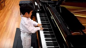 Evan Le je budúci klavírny virtuóz. V 5 rokoch mu nerobí problém zahrať Let čmeliaka