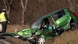 Vážna dopravná nehoda troch áut: Vodiči boli po zrážke zakliesnení