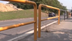 Mladík napadol muža, ktorý žije na ulici v jeden deň dvakrát. Vytiahol na neho nôž