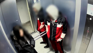 Prenasledoval ženu až do paneláku. Muž so žltačkou sa domáhal fyzického kontaktu