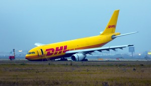 AUTENTICKÉ ZÁBERY. Z letiska odstraňujú poškodený Airbus