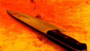 Odrezanú hlavu vyhodil do kontajnera