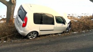 Žene sa zahmlilo okno na aute, vrazil do nej mladý vodič