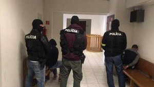 Štyria autičkári z okresu Hlohovec skončili vo väzbe, Fabiu rozmontovali do hodiny