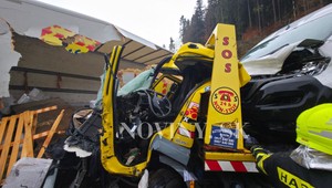 Na Donovaloch sa zrazil kamión s dodávkou, cesta I/59 je neprejazdná