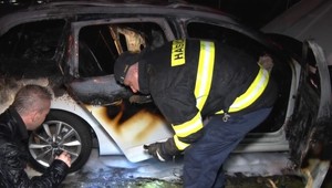 Podpaľač zapálil auto priamo pred rodinným domom. Z vozidla zostal nepojazdný vrak