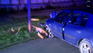 Muž sa rozhodol opitý sadnúť za volant. Po náraze z miesta ušiel