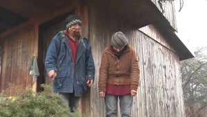 Emil a Bibiána žijú v chatke už niekoľko rokov. Obaja snívajú o domove, ktorý stratili