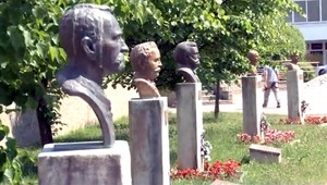 Opitý mladík (21) vyčíňal v centre mesta, ničil sochy