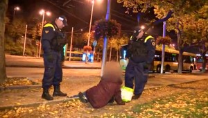 Žena si ľahla pod autobus. Chcela, aby ju odviezol do útulku pre bezdomovcov