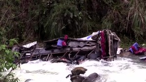 Tragická havária: Autobus sa zrútil do rokliny. Hlásia najmenej 25 obetí