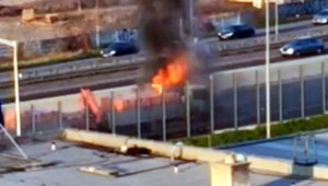 Na Prístavnom moste v Bratislave horel nákladiak, na mieste zasahovali hasiči