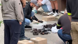 Polícia rozbila drogovú sieť. Zásah v Krompachoch nasledoval po vyzdvihnutí balíkov z úložného boxu