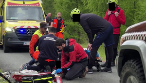 Cyklista nezvládol jazdu dole kopcom a narazil hlavou do stromu