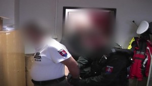 VIDEO: Policajt bral úplatky, zatkli ho kukláči