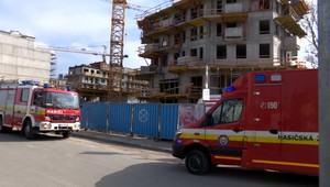 Robotníkov privalil stavebný diel. Jeden z nich svojim zraneniam podľahol