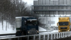 Silné sneženie prekvapilo vodičov. Viaceré horské priechody a cesty zostali neprejazdné