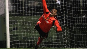 Tipovací škandál v EL? Brankár nadskočil ako cap, aby dostal gól!