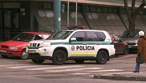 VIDEO: Policajt zrazil v Revúcej mamičku s dieťaťom!
