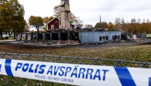 Ďalšia ubytovňa pre migrantov ľahla popolom, polícia pátra po dvoch ľuďoch